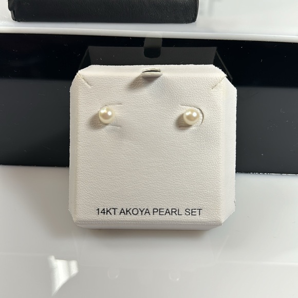 14KT Gold Akoya Pearls Necklace & Pearl Earrings Set - Picture 4 of 11